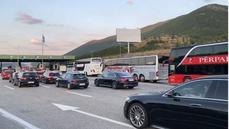 60 mijë pushues nga Kosova hynë në Shqipëri në dy ditë, por kthimi është “makth”