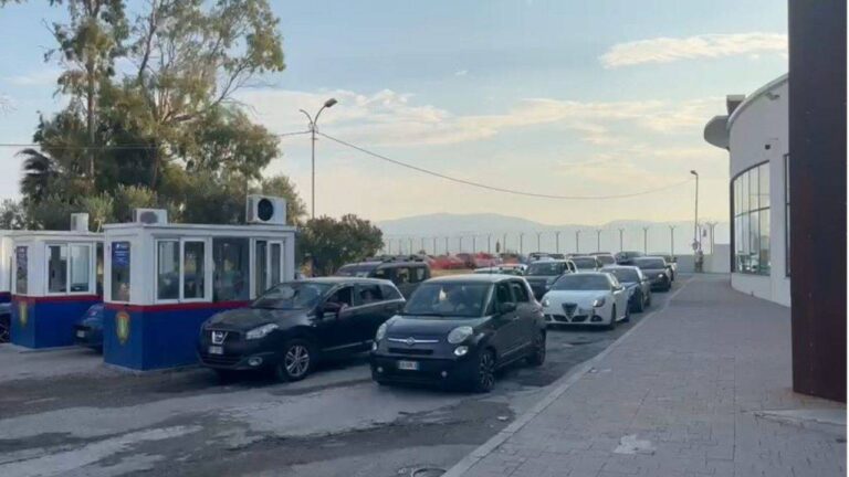 Fluks i lartë në Portin e Vlorës, bllokohet hyrja për makinat