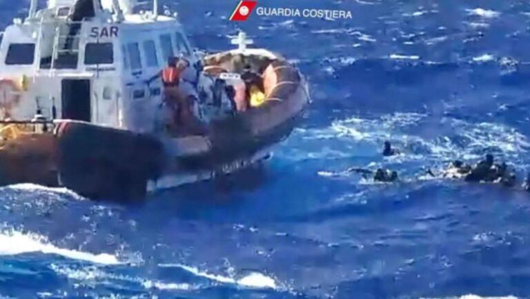Mbytet anija me emigrantë në jug të Italisë, raportohet për 41 persona të mbytur
