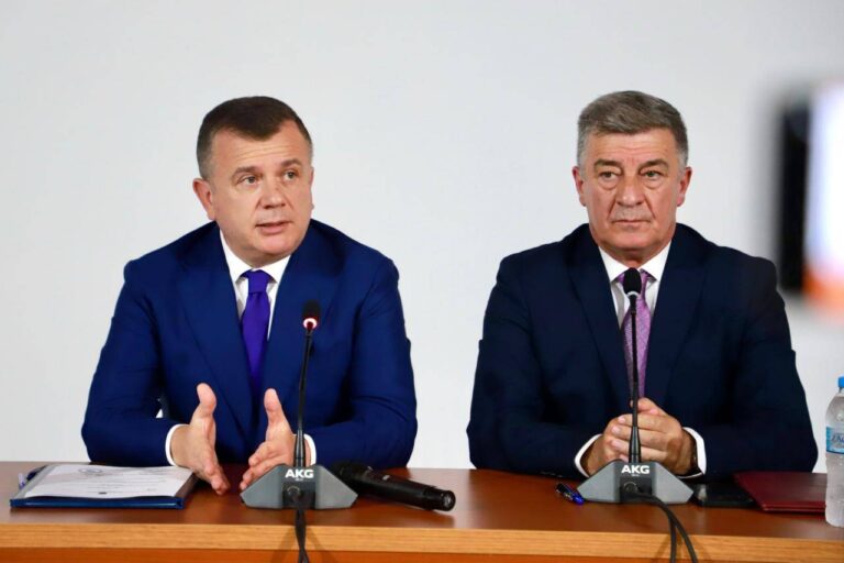 Ndërtimet pa leje në Ksamil, ministri Balla vizitë blic në Sarandë: Të ruajmë ”Maldivet e Europës”