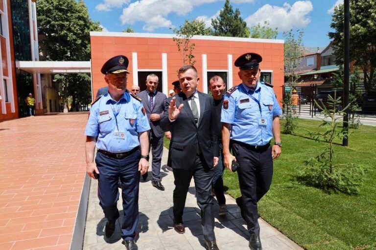 Taulant Balla me Policinë e Dibrës: Goditje kirurgjikale deri në çrrënjosje, fenomenit të dhunës në familje