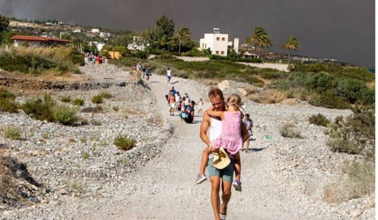 Një javë pushime falas! Dhuratë për turistët që u detyruan të largoheshin nga rreziku i flakëve në Rodos