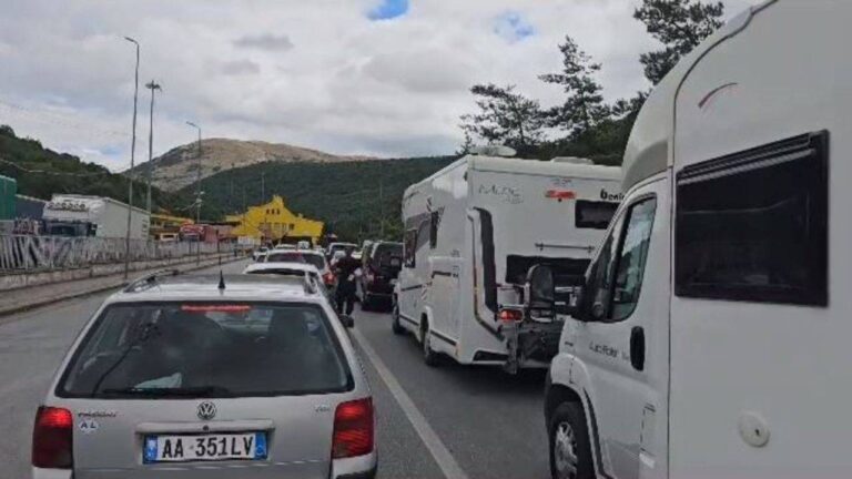 Radhë në Kapshticë, pala greke punon me dy sportele. Në pak orë kanë kaluar 2100 shtetas shqiptarë dhe të huaj