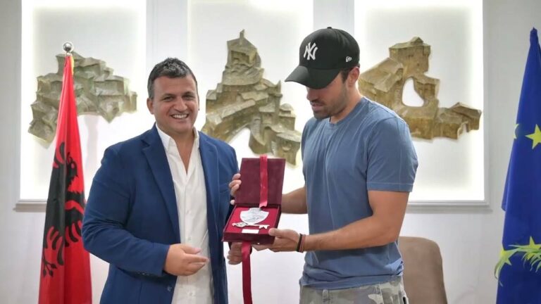 VIDEO/ Këngëtari grek Kostandinos Argjiros në Gjirokastër: Çelësin e qytetit do ta mbaj në zemër
