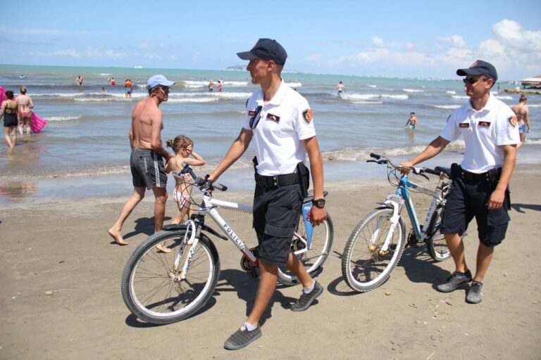 Sezoni turistik, Policia: 705 të arrestuar gjatë korrikut, ndëshkohen ”zaptuesit” e plazheve dhe drejtuesit e mjeteve lundruese