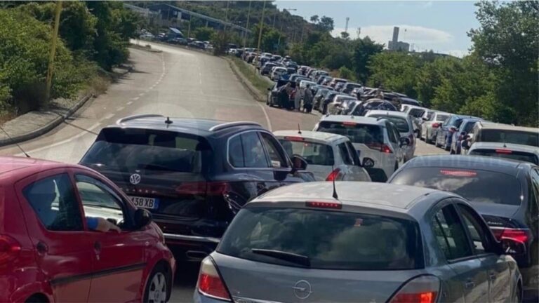 Qindra e qindra shqiptarë presin në mes të vapës. Shkon në 2 km radha e makinave në Kakavijë, problemi nga pala greke