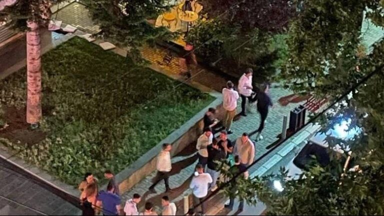 Të shtëna me armë dhe sherr në një lokal në Prishtinë. 1 i vdekur, 21 të plagosur