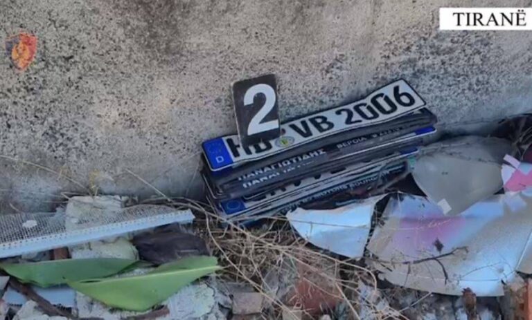Vodhi targat e 12 automjeteve brenda një dite, arrestohet i riu në Tiranë