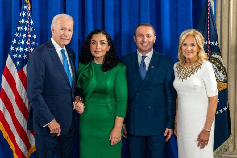 Të kapur dorë për dore, Osmani takon Biden në SHBA