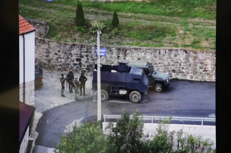 Me maska e të armatosur, Kurti publikon fotot e grupit kriminal që sulmuan policinë