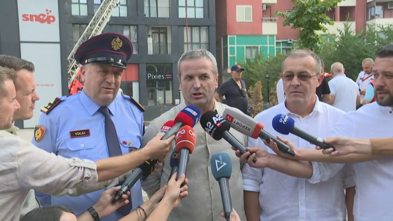 Zjarri në pallat, shefi i zjarrfikëses: Rast i rrallë! Flakët u izoluan, por ka dëme të mëdha