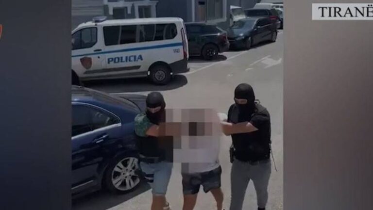 Një 23-vjeçar është vënë në pranga, mori peng të dashurën 17-vjeçare dhe e dhunoi