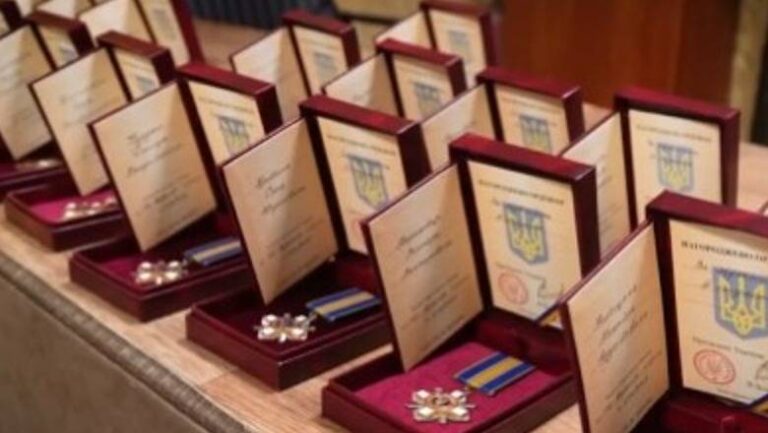 VIDEO/ Zelensky u jep medalje ari ushtarëve më të mirë