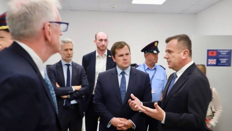 VIDEO/ Shqiptarët e kthyer nga Anglia, ministri britanik dhe Balla ndjekin nga afër procedurën