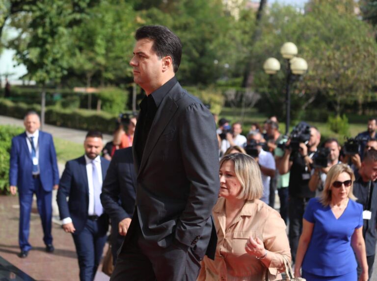 Edhe pse me 7 deputetë, Basha ndryshon grupin e PD-së në Kuvend