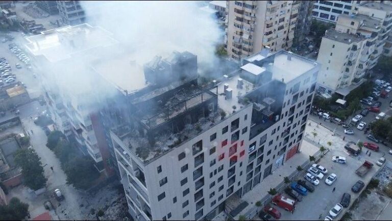 VIDEO/ Pamje me dron, pallati 10 katësh kishte 2 vite që ishte ndërtuar. Sot duket i shkrumbuar nga flakët