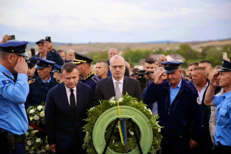 Ministri Hasani në homazhet për heroin Bunjaku: Sakrifikoi jetën për sovranitetin e Kosovës