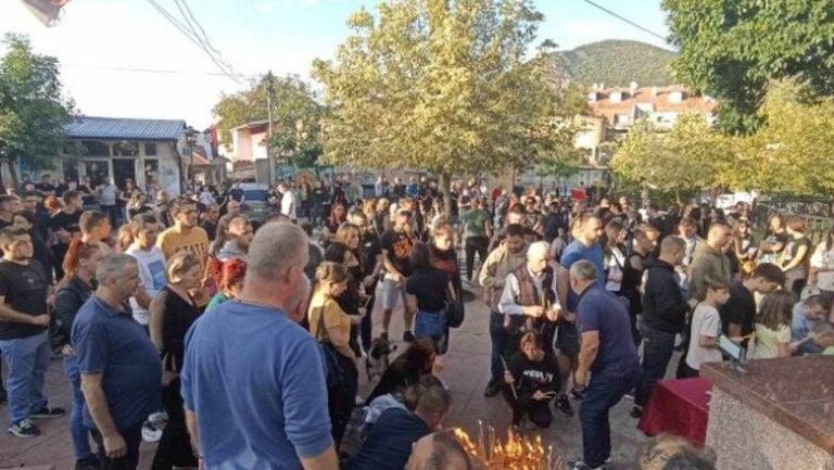 Kriminelët që sulmuan Veriun, por serbët në Zveçan ndezin qirinj për viktimat