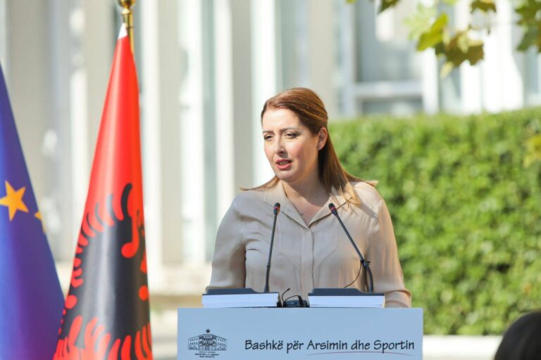 Premtimi i parë i Manastirliut si ministe e Arsimit: Rritja e pagave të mësuesve, është prioritet absolut