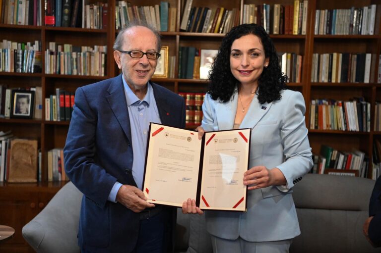 Presidentja Osmani i dorëzon nënshtetësinë: Mirë se vini Ismail Kadare në familjen e madhe të Kosovës