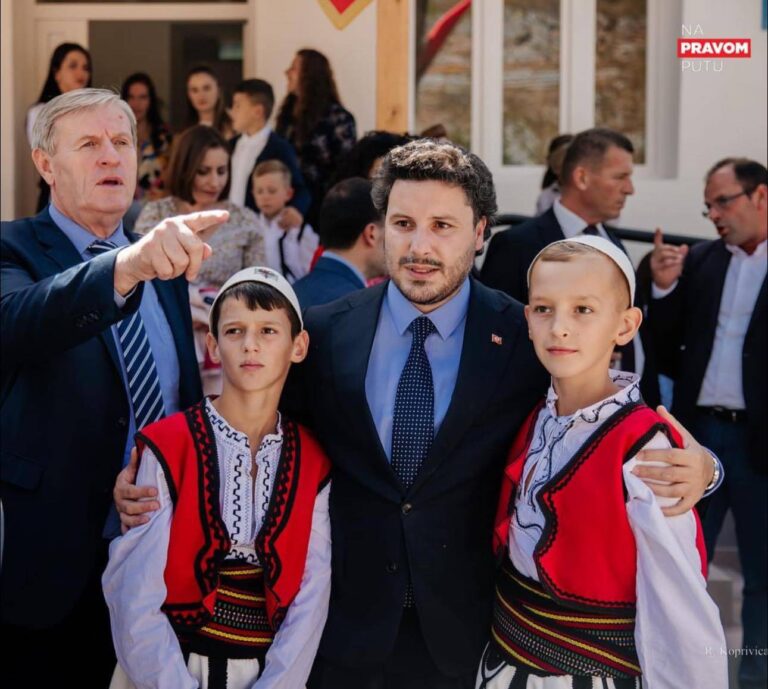 FOTO/ Rama: Vogëlushët në Rozhajë të Malit të Zi, nga sot do të marrin dije në gjuhën shqipe