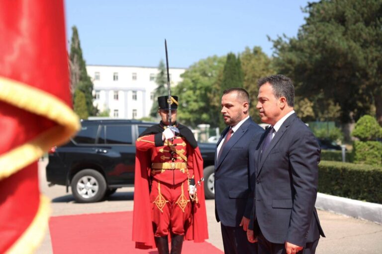 Peleshi pret në vizitën e tij të parë, ministrin e ri të Mbrojtjes së Kosovës: Vijojmë mbështetjen në proceset euro-atlantike