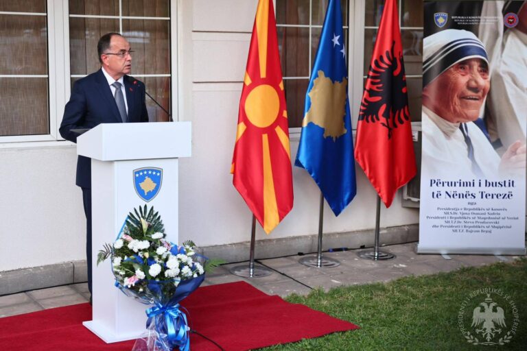 FOTO/ Inaugurohet busti i Nënë Terezës në ambasadën e Kosovës në Shkup, Presidenti Begaj: Ta ruajmë atë trashëgimi vlerash të larta morale që ajo na la