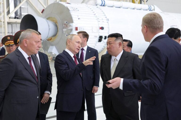 Kim Jong Un “i pangopur” me Rusinë, zgjat vizitën
