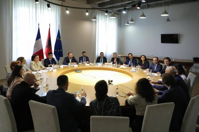 Ministri Arbjan Mazniku takon ministrin francez