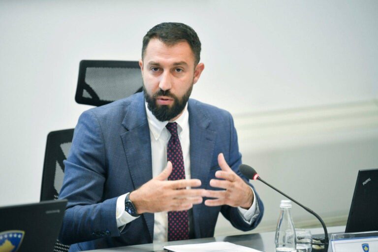 Thirrjet për dorëheqjen e kryetarëve, Krasniqi: Është kërkesë e Serbisë
