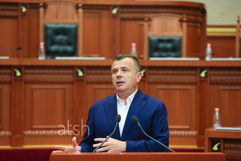 Ministri Balla miraton urdhrin: Policët që kanë përdorur aplikacionet ”SKY” apo ”Encro” do përjashtohen