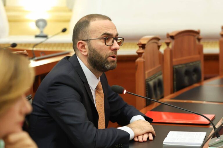 Heshtja e PD për kompaninë e mbetjeve, drejtori i fushatës së Bardhit është administrator në kompaninë ”Kurum”