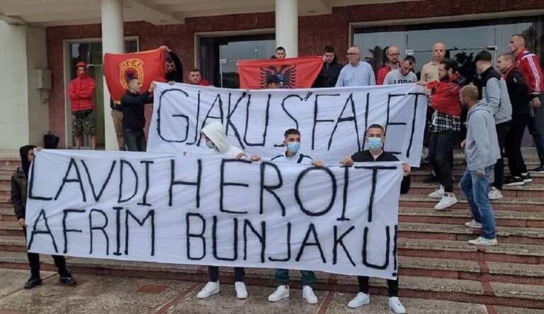 Të rinj në Durrës ndezin qirinj në nderim të policit Afrim Bunjaku: Gjaku s’falet
