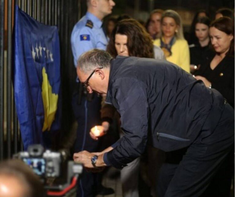 Ndizen qirinj edhe në Prizren për policin hero