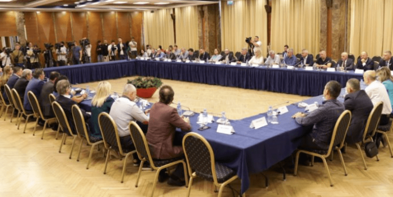 Në sallën ku u mbajt tryeza nga Bardhi-Berisha, Basha mbledh më 9 shtator Këshillin Kombëtar