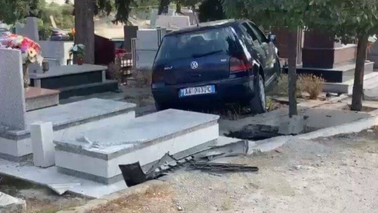 Aksident i “pazakontë” në Fier, makina del nga rruga dhe përfundon në varreza