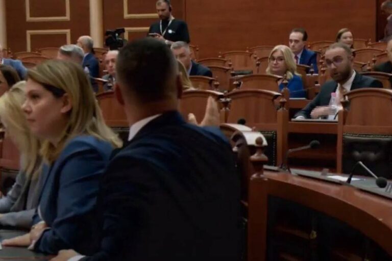 Kronikë/Basha ndryshon grupin e PD! Bardhi ”sherr” me Nikollën dhe Agalliun: Po na provokoni