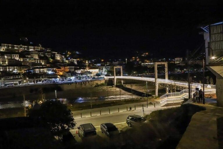 FOTO/ Rama: Rilindja e lagjes muzeale Goricë të Beratit, vijon me ndërhyrjet në Urën e Varur