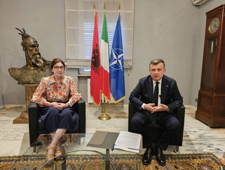 Procesi i regjistrimit, Balla takim me përfaqësues të komunitetit shqiptar në Itali