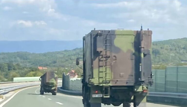 Mediat: Pas presionit nga SHBA, Serbia nis tërheqjen e trupave ushtarake nga kufiri me Kosovën