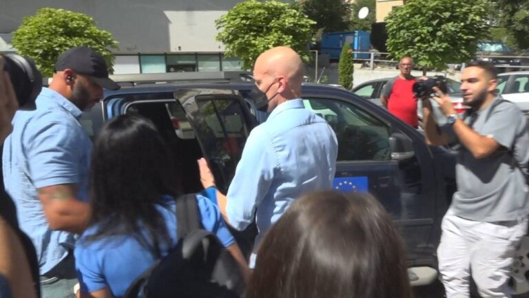 Kosovë, EULEX dhe “Specialja” kontrolle në banesat e heronjve. Familjarët: Kanë marrë telefonat personal
