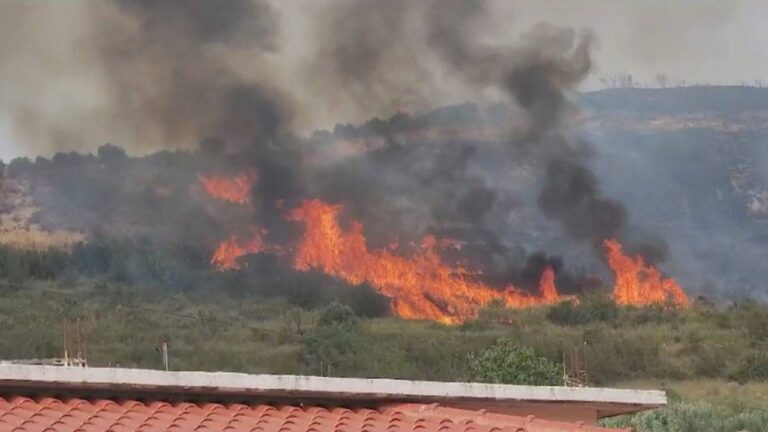 Zjarri në Pishporos dhe Darëzezës në Fier, vijon lufta për shuarjen e flakëve