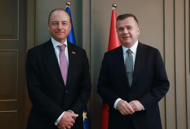 Ministri Balla me koordinatorin e Mbretërisë së Bashkuar: Ulje drastike e emigrantëve të paligjshëm