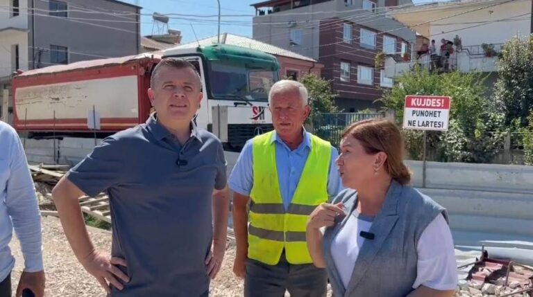 VIDEO/ Ministri Balla: 30 familje përfituese të banesave sociale në Roskovec, mes tyre dhe punonjës policie