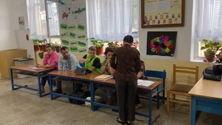 Zgjedhjet në Kukës, deri në orën 09:00 votuan 4.04% e votuesve. Procesi vijon pa probleme