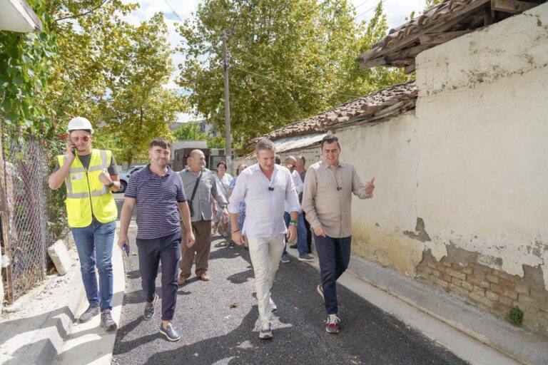 Gjiknuri dhe  Llatja inspektojnë punimet për rehabilitimin e infrastrukturës së brendshme të lagjeve në Elbasan
