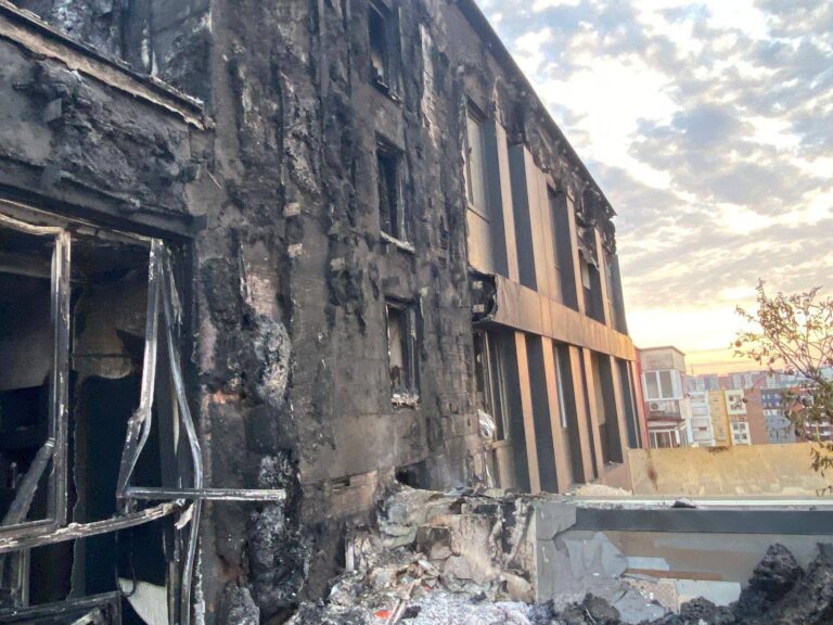 Zjarri në pallatin 10-katësh, shoqërohet në polici administratori dhe mjeku që banonte në katin e fundit
