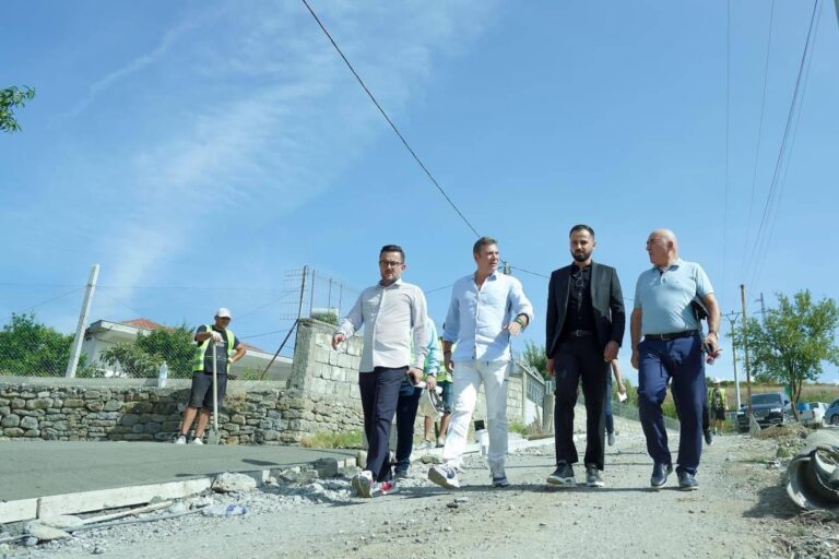 Vijojnë punimet për urbanizimin e zonave rurale në Gramsh, Gjiknuri: Angazhimet në fushatë po i bëjmë realitet