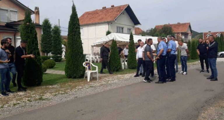 Kosova në zi, përcillet në banesën e fundit efektivi i policisë që u vra gjatë sulmit në veri