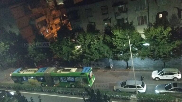 Makina bën parakalim të gabuar dhe përplaset me autobusin e ”Unazës”. Plagoset një prej shoferëve